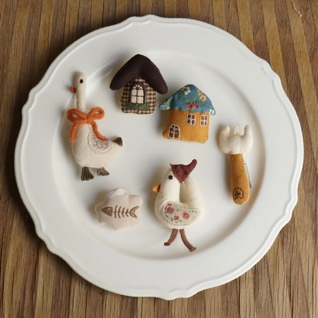 日本品牌 超可愛，【closet meii】日系手作感刺繡鄉村風迷你布製胸針 Japan E-Shop