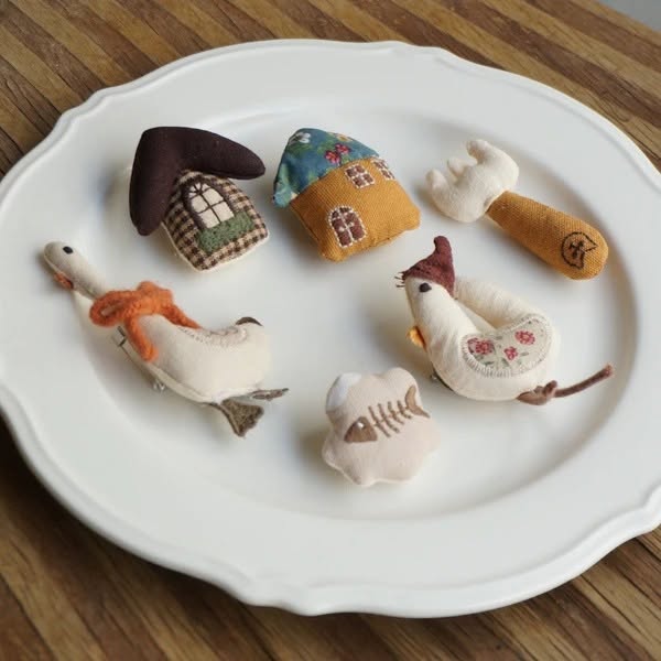 日本品牌 超可愛，【closet meii】日系手作感刺繡鄉村風迷你布製胸針 Japan E-Shop